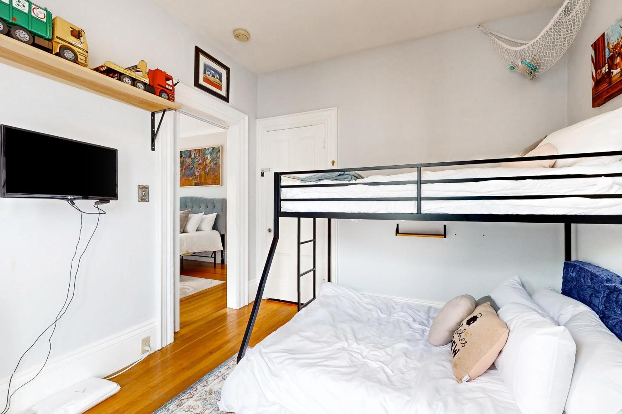 Witchy Modern Apartment Salem Exterior photo
