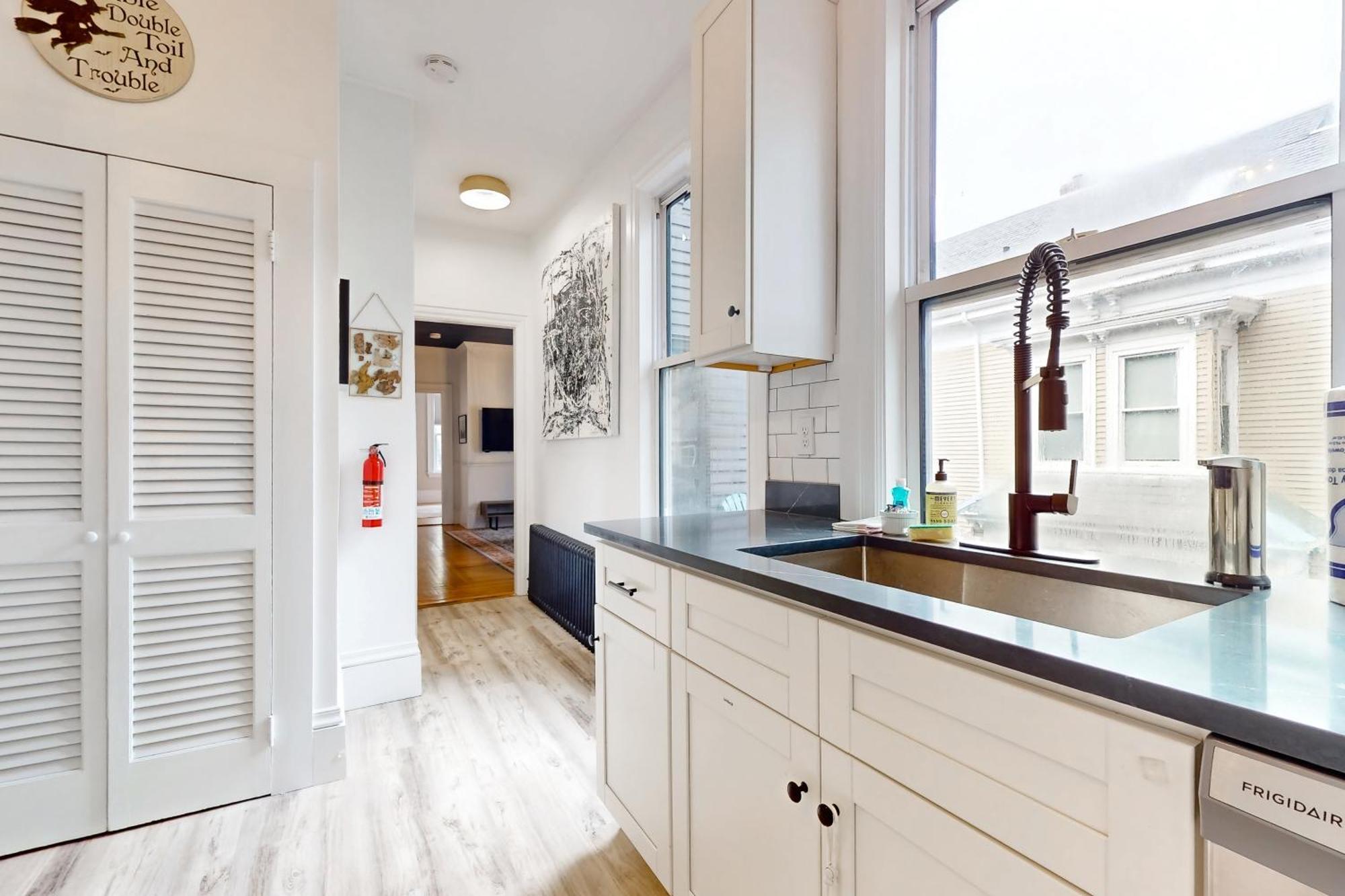 Witchy Modern Apartment Salem Exterior photo