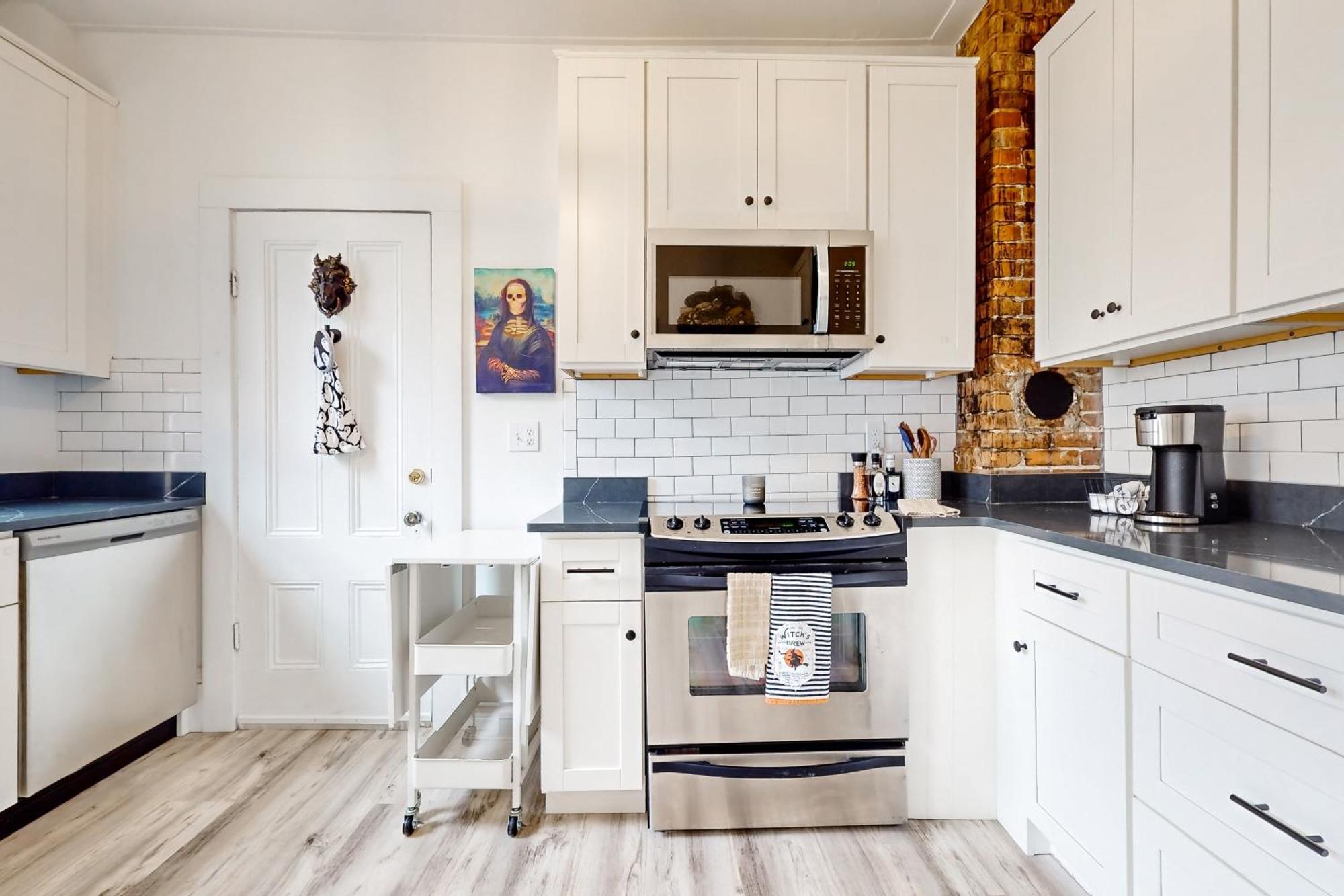 Witchy Modern Apartment Salem Exterior photo