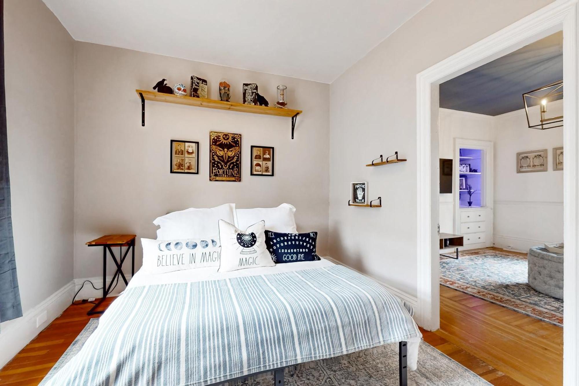 Witchy Modern Apartment Salem Exterior photo